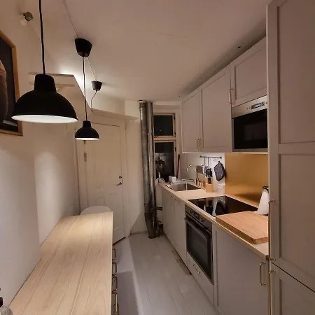 Cute In Hip Neighbourhood! Apartment
